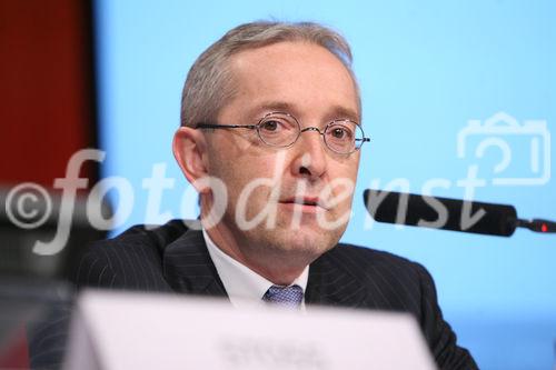 (C) fotodienst/Anna Rauchenberger - Wien, 3.4.2009 - Bilanzpressekonferenz der Casinos Austria im Studio 44 am Rennweg. Die Casinos Austria konnten eine positive Umsatzentwicklung verzeichnen. FOTO: Mag. Josef Leutgeb, Finanzvorstand der Casinos Austria.