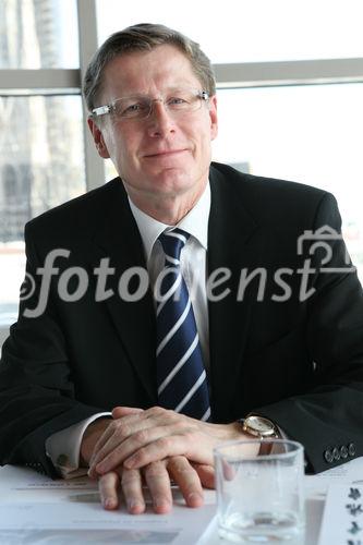 (C) fotodienst/Anna Rauchenberger - Wien, 2.4.2009 -  Die Logwin AG verzeichnet eine rückläufige Nachfrage nach Logistik-Leistungen, kann aber den Umsatz 2008 trotz der gesamtwirtschaftlich schwierigen Lage auf Vorjahresniveau halten.  FOTO v.l.:  Hermann Költringer, Director Business Development Solutions, Logwin