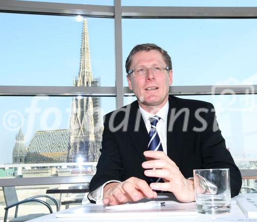 (C) fotodienst/Anna Rauchenberger - Wien, 2.4.2009 -  Die Logwin AG verzeichnet eine rückläufige Nachfrage nach Logistik-Leistungen, kann aber den Umsatz 2008 trotz der gesamtwirtschaftlich schwierigen Lage auf Vorjahresniveau halten.  FOTO v.l.:  Hermann Költringer, Director Business Development Solutions, Logwin