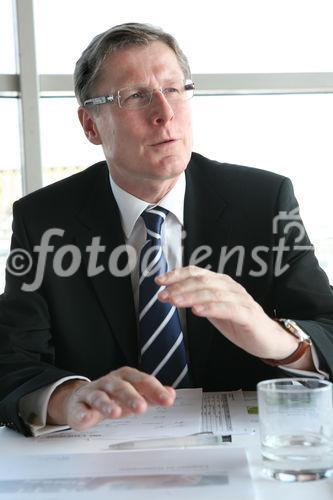 (C) fotodienst/Anna Rauchenberger - Wien, 2.4.2009 -  Die Logwin AG verzeichnet eine rückläufige Nachfrage nach Logistik-Leistungen, kann aber den Umsatz 2008 trotz der gesamtwirtschaftlich schwierigen Lage auf Vorjahresniveau halten.  FOTO v.l.:  Hermann Költringer, Director Business Development Solutions, Logwin