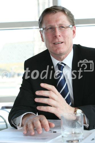 (C) fotodienst/Anna Rauchenberger - Wien, 2.4.2009 -  Die Logwin AG verzeichnet eine rückläufige Nachfrage nach Logistik-Leistungen, kann aber den Umsatz 2008 trotz der gesamtwirtschaftlich schwierigen Lage auf Vorjahresniveau halten.  FOTO v.l.:  Hermann Költringer, Director Business Development Solutions, Logwin