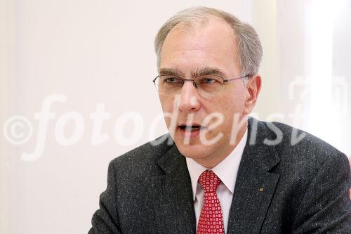 (C) fotodienst/Anna Rauchenberger - Wien, 31.3.2009 - Laut einer aktuellen Studie von GfK Austria und der Dr. Peithner KG vertraut rund die  Hälfte der Österreicherinnen und Österreicher der Homöopathie, zur Behandlung von Sportverletzungen wierd sie jedoch nur relativ wenig herangezogen. FOTO: Mag. Martin Peithner, MBA, Geschäftsführer der Dr. Peithner KG