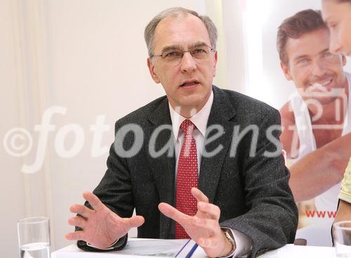 (C) fotodienst/Anna Rauchenberger - Wien, 31.3.2009 - Laut einer aktuellen Studie von GfK Austria und der Dr. Peithner KG vertraut rund die  Hälfte der Österreicherinnen und Österreicher der Homöopathie, zur Behandlung von Sportverletzungen wierd sie jedoch nur relativ wenig herangezogen. FOTO: Mag. Martin Peithner, MBA, Geschäftsführer der Dr. Peithner KG