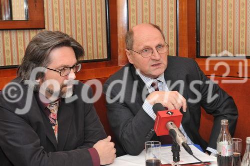 (c) fotodienst/ Sonja Burtscher. Die Plenarversammlung der Österreichischen Universitätenkonferenz (uniko) hat sich mit dem Uni-Kollektivvertrag beschäftigt und auf der anschließenden Pressekonferenz bekannt gegeben: Die uniko bekennt sich einstimmig zu dem mit der Gewerkschaft Öffentlicher Dienst (GÖD) ausgehandelten Kollektivvertrag und wird diesen mit dem Zusatz von Übergangsregeln in drei wesentlichen Punkten unterschreiben.
Foto: Dr. Gerald Bast, Stellvertretender Vorsitzender des Dachverbandes der Universitäten, Uni. Prof. Dr. Christoph Badelt.