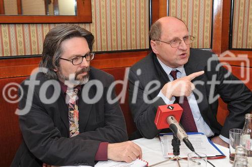 (c) fotodienst/ Sonja Burtscher. Die Plenarversammlung der Österreichischen Universitätenkonferenz (uniko) hat sich mit dem Uni-Kollektivvertrag beschäftigt und auf der anschließenden Pressekonferenz bekannt gegeben: Die uniko bekennt sich einstimmig zu dem mit der Gewerkschaft Öffentlicher Dienst (GÖD) ausgehandelten Kollektivvertrag und wird diesen mit dem Zusatz von Übergangsregeln in drei wesentlichen Punkten unterschreiben.
Foto: Dr. Gerald Bast, Stellvertretender Vorsitzender des Dachverbandes der Universitäten, Uni. Prof. Dr. Christoph Badelt.