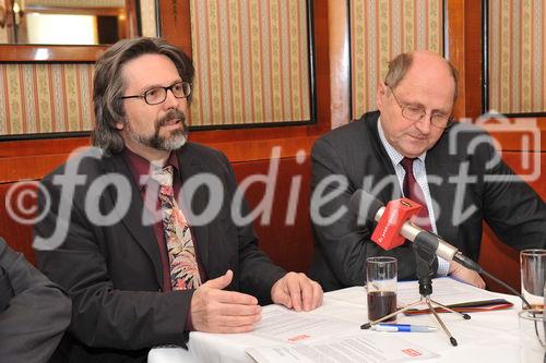 (c) fotodienst/ Sonja Burtscher. Die Plenarversammlung der Österreichischen Universitätenkonferenz (uniko) hat sich mit dem Uni-Kollektivvertrag beschäftigt und auf der anschließenden Pressekonferenz bekannt gegeben: Die uniko bekennt sich einstimmig zu dem mit der Gewerkschaft Öffentlicher Dienst (GÖD) ausgehandelten Kollektivvertrag und wird diesen mit dem Zusatz von Übergangsregeln in drei wesentlichen Punkten unterschreiben.
Foto: Dr. Gerald Bast, Stellvertretender Vorsitzender des Dachverbandes der Universitäten, Uni. Prof. Dr. Christoph Badelt.