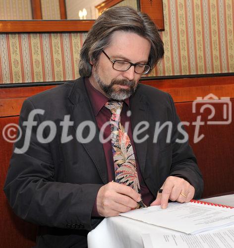 (c) fotodienst/ Sonja Burtscher. Die Plenarversammlung der Österreichischen Universitätenkonferenz (uniko) hat sich mit dem Uni-Kollektivvertrag beschäftigt und auf der anschließenden Pressekonferenz bekannt gegeben: Die uniko bekennt sich einstimmig zu dem mit der Gewerkschaft Öffentlicher Dienst (GÖD) ausgehandelten Kollektivvertrag und wird diesen mit dem Zusatz von Übergangsregeln in drei wesentlichen Punkten unterschreiben.
Foto: Dr. Gerald Bast, Stellvertretender Vorsitzender des Dachverbandes der Universitäten unterzeichnet den Kollektivvertrag.