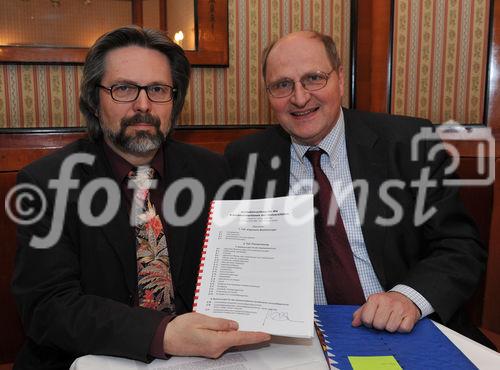 (c) fotodienst/ Sonja Burtscher. Die Plenarversammlung der Österreichischen Universitätenkonferenz (uniko) hat sich mit dem Uni-Kollektivvertrag beschäftigt und auf der anschließenden Pressekonferenz bekannt gegeben: Die uniko bekennt sich einstimmig zu dem mit der Gewerkschaft Öffentlicher Dienst (GÖD) ausgehandelten Kollektivvertrag und wird diesen mit dem Zusatz von Übergangsregeln in drei wesentlichen Punkten unterschreiben.
Foto: Dr. Gerald Bast, Stellvertretender Vorsitzender des Dachverbandes der Universitäten, Uni. Prof. Dr. Christoph Badelt mit unterzeichnetem Kollektivvertrag.