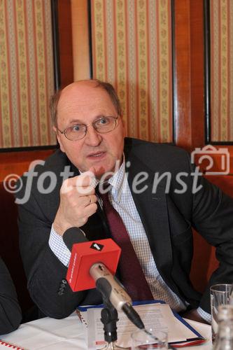 (c) fotodienst/ Sonja Burtscher. Die Plenarversammlung der Österreichischen Universitätenkonferenz (uniko) hat sich mit dem Uni-Kollektivvertrag beschäftigt und auf der anschließenden Pressekonferenz bekannt gegeben: Die uniko bekennt sich einstimmig zu dem mit der Gewerkschaft Öffentlicher Dienst (GÖD) ausgehandelten Kollektivvertrag und wird diesen mit dem Zusatz von Übergangsregeln in drei wesentlichen Punkten unterschreiben.
Foto: Uni. Prof. Dr. Christoph Badelt.