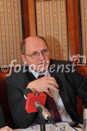 (c) fotodienst/ Sonja Burtscher. Die Plenarversammlung der Österreichischen Universitätenkonferenz (uniko) hat sich mit dem Uni-Kollektivvertrag beschäftigt und auf der anschließenden Pressekonferenz bekannt gegeben: Die uniko bekennt sich einstimmig zu dem mit der Gewerkschaft Öffentlicher Dienst (GÖD) ausgehandelten Kollektivvertrag und wird diesen mit dem Zusatz von Übergangsregeln in drei wesentlichen Punkten unterschreiben.
Foto: Uni. Prof. Dr. Christoph Badelt.