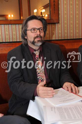 (c) fotodienst/ Sonja Burtscher. Die Plenarversammlung der Österreichischen Universitätenkonferenz (uniko) hat sich mit dem Uni-Kollektivvertrag beschäftigt und auf der anschließenden Pressekonferenz bekannt gegeben: Die uniko bekennt sich einstimmig zu dem mit der Gewerkschaft Öffentlicher Dienst (GÖD) ausgehandelten Kollektivvertrag und wird diesen mit dem Zusatz von Übergangsregeln in drei wesentlichen Punkten unterschreiben.
Foto: Dr. Gerald Bast, Stellvertretender Vorsitzender des Dachverbandes der Universitäten