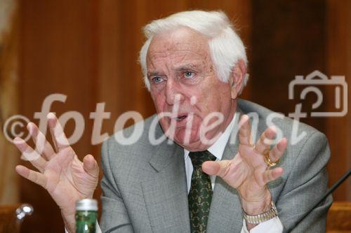 (C) fotodienst/Anna Rauchenberger - Wien, 30.3.2009 - Das 19. George Enescu Festival findet heuer von 30. August bis 26. September in Bukarest sowie einigen historischen Städten Rumäniens statt. Der Wiener Staatsoperndirektor und Intendant des Festivals überrascht mit einem hochkarätigen Staraufgebot. FOTO: Ioan Holender, Wiener Staatsoperndirektor und Intendant des Festivals