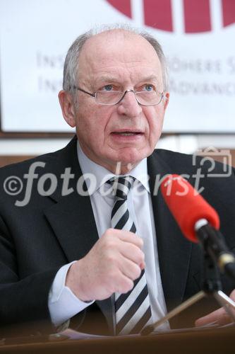 (C) fotodienst/Anna Rauchenberger - Wien, 27.3.2009 - WIFO (Österreichisches Institut für Wirtschaftsforschung) und IHS (Institut für Höhere Studien) prognostizieren für 2009 und 2010 den schwersten Wirtschaftseinbruch seit der Nachkriegszeit. Es wurde ein Schrumpfen des BIP von 2,2 Prozent für 2009 berechnet. Erst 2010 sollten die internationalen Maßnahmen zur Konjunkturstützung greifen und Österreichs Wirtschaft wieder leicht wachsen. FOTO: IHS-Direktor Univ.-Prof. Dr. Bernhard Felderer 