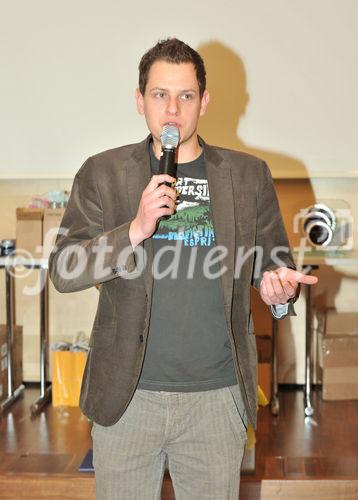 (C)Fotodienst/ Horst Sommer, 23-03-2009, St.Pölten-168 junge Friseurinnen und Friseure kämpfen in drei Bewerben am Montag, 23. März im WIFI St. Pölten um die besten Plätze.
Der eigentliche Landeslehrlingswettbewerb umfasst 8 Kategorien (1. Lehrjahr Damen - modische Frisur für junge Mädchen, 1. Lehrjahr Herren - modische Frisur für junge Burschen, 2. Lehrjahr Damen - modischer Schnitt und Frisur, 2. Lehrjahr Herren - modischer Schnitt und Frisur, 3. Lehrjahr - Abend Make-up, Hochsteckfrisur, Herrenmodehaarschnit, Landessieger).
Internationaler Bewerb - in vier Kategorien (Street Fashion Herren auf Übungskopf, Long Hair up auf Übungskopf, Brautfrisur und Hair Tattoo) treten junge Stylisten aus ganz Österreich und den Nachbarstaaten an.
Neu ist 