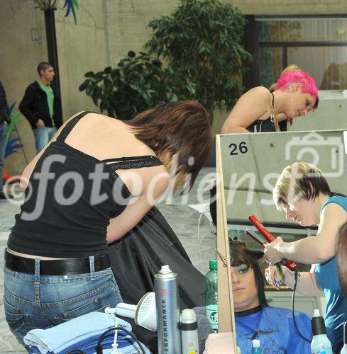 (C)Fotodienst/ Horst Sommer, 23-03-2009, St.Pölten-168 junge Friseurinnen und Friseure kämpfen in drei Bewerben am Montag, 23. März im WIFI St. Pölten um die besten Plätze.
Der eigentliche Landeslehrlingswettbewerb umfasst 8 Kategorien (1. Lehrjahr Damen - modische Frisur für junge Mädchen, 1. Lehrjahr Herren - modische Frisur für junge Burschen, 2. Lehrjahr Damen - modischer Schnitt und Frisur, 2. Lehrjahr Herren - modischer Schnitt und Frisur, 3. Lehrjahr - Abend Make-up, Hochsteckfrisur, Herrenmodehaarschnit, Landessieger).
Internationaler Bewerb - in vier Kategorien (Street Fashion Herren auf Übungskopf, Long Hair up auf Übungskopf, Brautfrisur und Hair Tattoo) treten junge Stylisten aus ganz Österreich und den Nachbarstaaten an.
Neu ist 