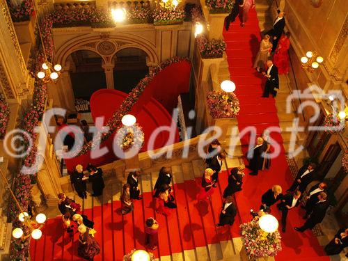 (c) fotodienst/ Sonja Burtscher- Wien 19.2.2009- In unverändert glamouröser Weise ist auch 2009 wieder der Ball der Bälle in der Wiener Staatsoper über die Bühne gegangen. Die trotz Wirtschaftskrise zahlreich erschienene Prominenz hat sich bis in den Morgen zum Walzer gedreht.