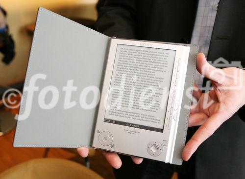 (C) fotodienst/Anna Rauchenberger - Wien, 11.03.2009 - Sony und die Thalia Buch & Medien GmbH starten österreichweit am 3. April 2009 mit dem Verkauf des neuen Sony Readers PRS-505. Das portable Lesegerät für elektronische Bücher ist optimal für Vielleser und Reisende, die unterwegs auf eine große Auswahl an Büchern zugreifen möchten. FOTO: Sony Reader PRS-505