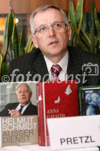 (C) fotodienst/Anna Rauchenberger - Wien, 11.03.2009 - Sony und die Thalia Buch & Medien GmbH starten österreichweit am 3. April 2009 mit dem Verkauf des neuen Sony Readers PRS-505. Das portable Lesegerät für elektronische Bücher ist optimal für Vielleser und Reisende, die unterwegs auf eine große Auswahl an Büchern zugreifen möchten. FOTO: Josef Pretzl, Geschäftsführer Thalia Buch und Medien GmbH