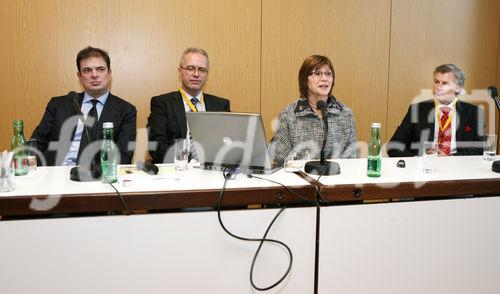 (C) fotodienst/Anna Rauchenberger - Wien, 06.03.2009 - Hitachi Medical Systems stellt auf dem diesjährigen Radiologenkongress ECR im Wiener Austria Center einige herausragende neue Produkte vor. FOTO: Marco Dolci (President und CEO Europe, Hitachi Medical Systems Europe Holding AG), Jürgen Hahn (Chief Marketing Officer, Marketing & Services Europe,  Hitachi Medical Systems Europe Holding AG), Ellison Bibby, MSc (European Product Manager, Hitachi Medical Systems Europe Holding AG), Jan Reijnen (Marketing/Product Manager MR/CT, Hitachi Medical Systems Europe Holding AG)