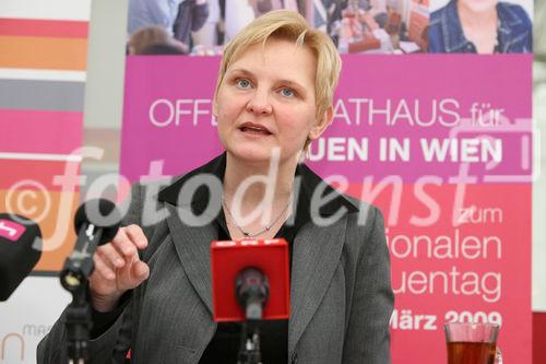 (C) fotodienst/Anna Rauchenberger - Wien, 02.03.2009 - Die Frauenstadträtin der Stadt Wien will einschränkende Rollenbilder aufbrechen und präsentiert das neue RollenBilderBuch, das zur Selbstreflexion über Rollenklischees anregen soll. FOTO: Frauenstadträtin Sandra Frauenberger