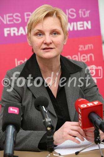 (C) fotodienst/Anna Rauchenberger - Wien, 02.03.2009 - Die Frauenstadträtin der Stadt Wien will einschränkende Rollenbilder aufbrechen und präsentiert das neue RollenBilderBuch, das zur Selbstreflexion über Rollenklischees anregen soll. FOTO: Frauenstadträtin Sandra Frauenberger