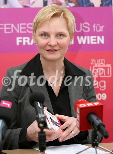 (C) fotodienst/Anna Rauchenberger - Wien, 02.03.2009 - Die Frauenstadträtin der Stadt Wien will einschränkende Rollenbilder aufbrechen und präsentiert das neue RollenBilderBuch, das zur Selbstreflexion über Rollenklischees anregen soll. FOTO: Frauenstadträtin Sandra Frauenberger