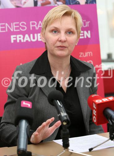 (C) fotodienst/Anna Rauchenberger - Wien, 02.03.2009 - Die Frauenstadträtin der Stadt Wien will einschränkende Rollenbilder aufbrechen und präsentiert das neue RollenBilderBuch, das zur Selbstreflexion über Rollenklischees anregen soll. FOTO: Frauenstadträtin Sandra Frauenberger