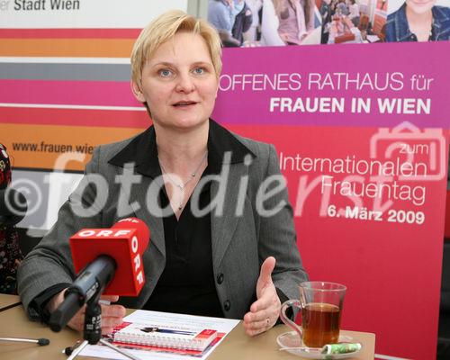 (C) fotodienst/Anna Rauchenberger - Wien, 02.03.2009 - Die Frauenstadträtin der Stadt Wien will einschränkende Rollenbilder aufbrechen und präsentiert das neue RollenBilderBuch, das zur Selbstreflexion über Rollenklischees anregen soll. FOTO: Frauenstadträtin Sandra Frauenberger