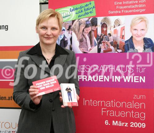 (C) fotodienst/Anna Rauchenberger - Wien, 02.03.2009 - Die Frauenstadträtin der Stadt Wien will einschränkende Rollenbilder aufbrechen und präsentiert das neue RollenBilderBuch, das zur Selbstreflexion über Rollenklischees anregen soll. FOTO: Frauenstadträtin Sandra Frauenberger