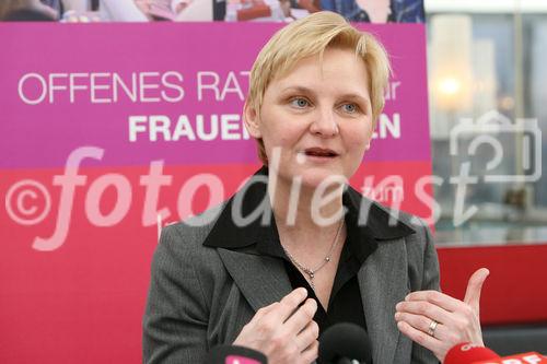 (C) fotodienst/Anna Rauchenberger - Wien, 02.03.2009 - Die Frauenstadträtin der Stadt Wien will einschränkende Rollenbilder aufbrechen und präsentiert das neue RollenBilderBuch, das zur Selbstreflexion über Rollenklischees anregen soll. FOTO: Frauenstadträtin Sandra Frauenberger