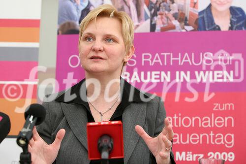 (C) fotodienst/Anna Rauchenberger - Wien, 02.03.2009 - Die Frauenstadträtin der Stadt Wien will einschränkende Rollenbilder aufbrechen und präsentiert das neue RollenBilderBuch, das zur Selbstreflexion über Rollenklischees anregen soll. FOTO: Frauenstadträtin Sandra Frauenberger