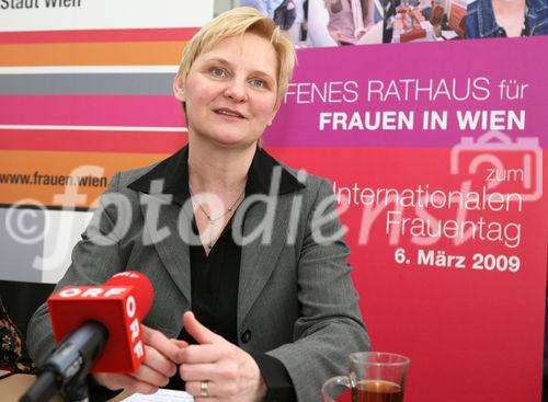 (C) fotodienst/Anna Rauchenberger - Wien, 02.03.2009 - Die Frauenstadträtin der Stadt Wien will einschränkende Rollenbilder aufbrechen und präsentiert das neue RollenBilderBuch, das zur Selbstreflexion über Rollenklischees anregen soll. FOTO: Frauenstadträtin Sandra Frauenberger