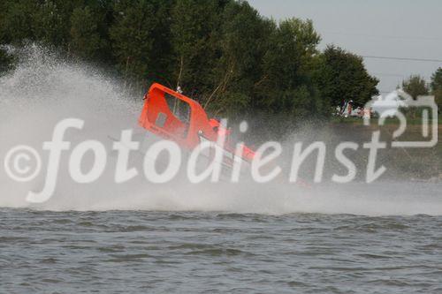 Österreichs einziges Jetboot fährt jetzt auf der Donau. FOTO: Das Jetboot in voller Fahrt (c) Thomas Wolff