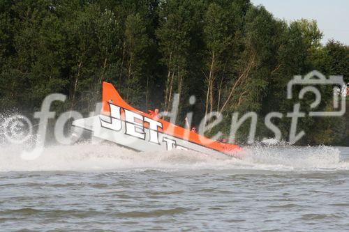 Österreichs einziges Jetboot fährt jetzt auf der Donau. FOTO: Das Jetboot in voller Fahrt (c) Thomas Wolff