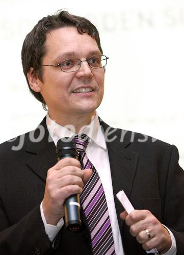 (C) fotodienst/Anna Rauchenberger - Wien, 25.02.2009 - Daniela Zeller präsentiert ihr neues Buch 'So werden Sie gehört - Richtig reden, professionell präsentieren, authentisch auftreten'. FOTO: Mag. Alfred Schierer, Verlag Carl Ueberreuter