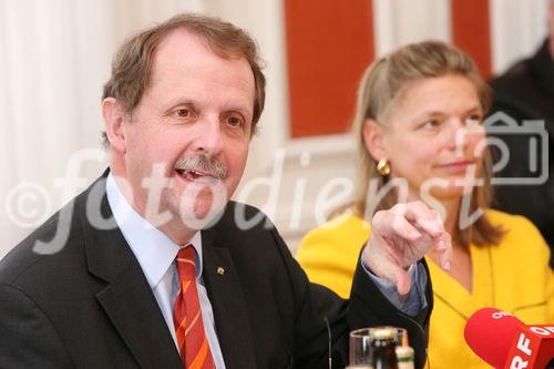 (C) fotodienst/Anna Rauchenberger - Wien, 23.02.2009 - Verband der Brauereien Österreichs: Erfolgsbilanz 2008 für heimische Brauereien - Österreich ist 'Bier-Vizeweltmeister'. 2008 wurden 8,6 Mio Hektoliter Bier konsumiert, das ist ein Plus von 2 Prozent gegenüber 2007. Mit 109,3 Liter Pro-Kopf-Verbrauch Bier liegt Österreich nach Tschechien auf Platz 2. FOTO v.l.: DI Dr. Markus Liebl, Obmann des Verbandes der Brauereien Österreichs, Verbandsgeschäftsführerin Mag. Jutta Kaufmann-Kerschbaum (Verband der Brauereien Österreichs)