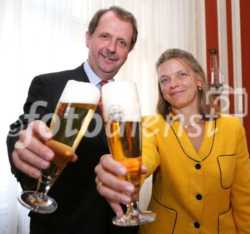 (C) fotodienst/Anna Rauchenberger - Wien, 23.02.2009 - Verband der Brauereien Österreichs: Erfolgsbilanz 2008 für heimische Brauereien - Österreich ist 'Bier-Vizeweltmeister'. 2008 wurden 8,6 Mio Hektoliter Bier konsumiert, das ist ein Plus von 2 Prozent gegenüber 2007. Mit 109,3 Liter Pro-Kopf-Verbrauch Bier liegt Österreich nach Tschechien auf Platz 2. FOTO v.l.: DI Dr. Markus Liebl, Obmann des Verbandes der Brauereien Österreichs, Verbandsgeschäftsführerin Mag. Jutta Kaufmann-Kerschbaum (Verband der Brauereien Österreichs)