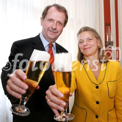 (C) fotodienst/Anna Rauchenberger - Wien, 23.02.2009 - Verband der Brauereien Österreichs: Erfolgsbilanz 2008 für heimische Brauereien - Österreich ist 'Bier-Vizeweltmeister'. 2008 wurden 8,6 Mio Hektoliter Bier konsumiert, das ist ein Plus von 2 Prozent gegenüber 2007. Mit 109,3 Liter Pro-Kopf-Verbrauch Bier liegt Österreich nach Tschechien auf Platz 2. FOTO v.l.: DI Dr. Markus Liebl, Obmann des Verbandes der Brauereien Österreichs, Verbandsgeschäftsführerin Mag. Jutta Kaufmann-Kerschbaum (Verband der Brauereien Österreichs)