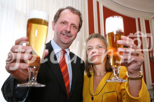 (C) fotodienst/Anna Rauchenberger - Wien, 23.02.2009 - Verband der Brauereien Österreichs: Erfolgsbilanz 2008 für heimische Brauereien - Österreich ist 'Bier-Vizeweltmeister'. 2008 wurden 8,6 Mio Hektoliter Bier konsumiert, das ist ein Plus von 2 Prozent gegenüber 2007. Mit 109,3 Liter Pro-Kopf-Verbrauch Bier liegt Österreich nach Tschechien auf Platz 2. FOTO v.l.: DI Dr. Markus Liebl, Obmann des Verbandes der Brauereien Österreichs, Verbandsgeschäftsführerin Mag. Jutta Kaufmann-Kerschbaum (Verband der Brauereien Österreichs)