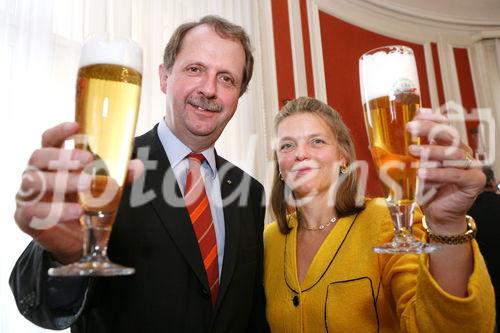 (C) fotodienst/Anna Rauchenberger - Wien, 23.02.2009 - Verband der Brauereien Österreichs: Erfolgsbilanz 2008 für heimische Brauereien - Österreich ist 'Bier-Vizeweltmeister'. 2008 wurden 8,6 Mio Hektoliter Bier konsumiert, das ist ein Plus von 2 Prozent gegenüber 2007. Mit 109,3 Liter Pro-Kopf-Verbrauch Bier liegt Österreich nach Tschechien auf Platz 2. FOTO v.l.: DI Dr. Markus Liebl, Obmann des Verbandes der Brauereien Österreichs, Verbandsgeschäftsführerin Mag. Jutta Kaufmann-Kerschbaum (Verband der Brauereien Österreichs)