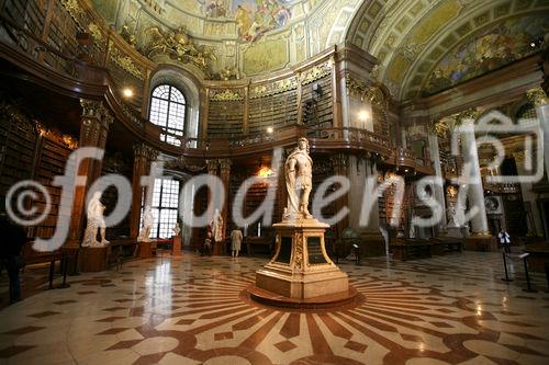 (C) fotodienst/Anna Rauchenberger - Wien, 13.02.2009 - Die Österreichische Nationalbibliothek präsentierte die Bilanz 2008 und stellte das Programm für 2009 vor, das nicht nur die weitere Digitalisierung der Bibliothek, sondern auch große Bau- und Sanierungsarbeiten vorsieht. FOTO: Prunksaal der Österreichischen Nationalbibliothek (ONB)