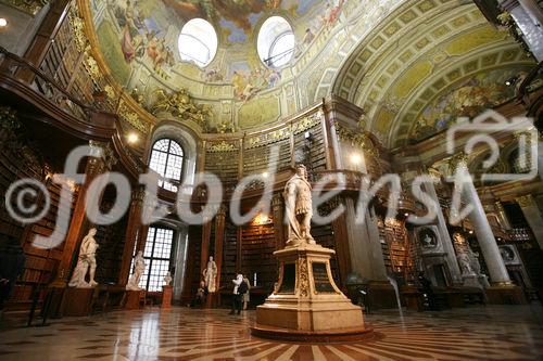 (C) fotodienst/Anna Rauchenberger - Wien, 13.02.2009 - Die Österreichische Nationalbibliothek präsentierte die Bilanz 2008 und stellte das Programm für 2009 vor, das nicht nur die weitere Digitalisierung der Bibliothek, sondern auch große Bau- und Sanierungsarbeiten vorsieht. FOTO: Prunksaal der Österreichischen Nationalbibliothek (ONB)