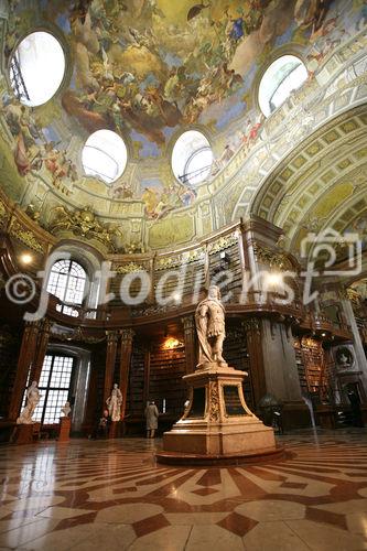 (C) fotodienst/Anna Rauchenberger - Wien, 13.02.2009 - Die Österreichische Nationalbibliothek präsentierte die Bilanz 2008 und stellte das Programm für 2009 vor, das nicht nur die weitere Digitalisierung der Bibliothek, sondern auch große Bau- und Sanierungsarbeiten vorsieht. FOTO: Prunksaal der Österreichischen Nationalbibliothek (ONB)