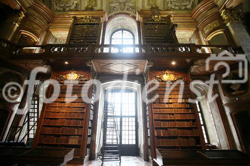 (C) fotodienst/Anna Rauchenberger - Wien, 13.02.2009 - Die Österreichische Nationalbibliothek präsentierte die Bilanz 2008 und stellte das Programm für 2009 vor, das nicht nur die weitere Digitalisierung der Bibliothek, sondern auch große Bau- und Sanierungsarbeiten vorsieht. FOTO: Prunksaal der Österreichischen Nationalbibliothek (ONB)