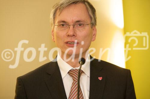 © Fotodienst/Nadja Meister. Wien 11.2.2009 Ab sofort bieten viele österreichische Bäckereien als gesunde Jause ein „Herzweckerl“ an – eine Kampagne des Fonds Gesundes Österreich (FGÖ)
Foto: Bundesgesundheitsminister Alois Stöger diplômé, Präsident des Fonds Gesundes Österreich
