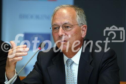 Berlin, den 16.07.2008_Bertelsmann Stiftung
Foto: Wolfgang Ischinger, Vorsitzender der 
Muechener Konferenz fuer Sicherheitspolitik,
anlaesslich einer Pressekonferenz in Berlin.
Copyright by: Reiner Zensen,
Gallierweg 15,53117 Bonn,
Tel.0170-8119315 
Mail: photo@reinerzensen.de
Foto honorarpflichtig und nur zur redaktionellen
Verwendung,
{Postbank Koeln Konto-Nr.425811505;
BLZ 37010050,
Veroeffentlichung gegen Honorar plus 7% Mwst.,Steuer-Nr. 205/5336/1051,Finanzamt Bonn-Innenstadt}, {Honorarpflichtiges Pressebild,Verwendung gegen Honorar nach Vereinbarung u.Belegexemplar.Keine Weitergabe an Dritte,keine Syndikation,keine Aufnahme in Archive oder Datenbanken,welche Dritten offenstehen.}, {No Syndication,no passing on to third parties,no taking up in archives or databanks,which are open to anyone}.