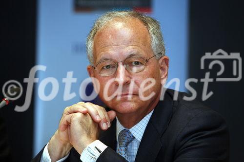 Berlin, den 16.07.2008_Bertelsmann Stiftung
Foto: Wolfgang Ischinger, Vorsitzender der 
Muechener Konferenz fuer Sicherheitspolitik,
anlaesslich einer Pressekonferenz in Berlin.
Copyright by: Reiner Zensen,
Gallierweg 15,53117 Bonn,
Tel.0170-8119315 
Mail: photo@reinerzensen.de
Foto honorarpflichtig und nur zur redaktionellen
Verwendung,
{Postbank Koeln Konto-Nr.425811505;
BLZ 37010050,
Veroeffentlichung gegen Honorar plus 7% Mwst.,Steuer-Nr. 205/5336/1051,Finanzamt Bonn-Innenstadt}, {Honorarpflichtiges Pressebild,Verwendung gegen Honorar nach Vereinbarung u.Belegexemplar.Keine Weitergabe an Dritte,keine Syndikation,keine Aufnahme in Archive oder Datenbanken,welche Dritten offenstehen.}, {No Syndication,no passing on to third parties,no taking up in archives or databanks,which are open to anyone}.