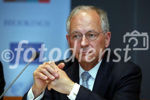 Berlin, den 16.07.2008_Bertelsmann Stiftung
Foto: Wolfgang Ischinger, Vorsitzender der 
Muechener Konferenz fuer Sicherheitspolitik,
anlaesslich einer Pressekonferenz in Berlin.
Copyright by: Reiner Zensen,
Gallierweg 15,53117 Bonn,
Tel.0170-8119315 
Mail: photo@reinerzensen.de
Foto honorarpflichtig und nur zur redaktionellen
Verwendung,
{Postbank Koeln Konto-Nr.425811505;
BLZ 37010050,
Veroeffentlichung gegen Honorar plus 7% Mwst.,Steuer-Nr. 205/5336/1051,Finanzamt Bonn-Innenstadt}, {Honorarpflichtiges Pressebild,Verwendung gegen Honorar nach Vereinbarung u.Belegexemplar.Keine Weitergabe an Dritte,keine Syndikation,keine Aufnahme in Archive oder Datenbanken,welche Dritten offenstehen.}, {No Syndication,no passing on to third parties,no taking up in archives or databanks,which are open to anyone}.