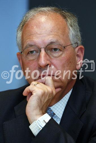 Berlin, den 16.07.2008_Bertelsmann Stiftung
Foto: Wolfgang Ischinger, Vorsitzender der 
Muechener Konferenz fuer Sicherheitspolitik,
anlaesslich einer Pressekonferenz in Berlin.
Copyright by: Reiner Zensen,
Gallierweg 15,53117 Bonn,
Tel.0170-8119315 
Mail: photo@reinerzensen.de
Foto honorarpflichtig und nur zur redaktionellen
Verwendung,
{Postbank Koeln Konto-Nr.425811505;
BLZ 37010050,
Veroeffentlichung gegen Honorar plus 7% Mwst.,Steuer-Nr. 205/5336/1051,Finanzamt Bonn-Innenstadt}, {Honorarpflichtiges Pressebild,Verwendung gegen Honorar nach Vereinbarung u.Belegexemplar.Keine Weitergabe an Dritte,keine Syndikation,keine Aufnahme in Archive oder Datenbanken,welche Dritten offenstehen.}, {No Syndication,no passing on to third parties,no taking up in archives or databanks,which are open to anyone}.