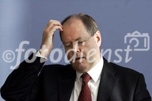 Berlin,den 13.10.2008-Bundespressekonferenz
Foto: Peer Steinbrueck, Bundesfinanzminister.
Copyright by: Reiner Zensen,
Gallierweg 15,53117 Bonn,
Tel.0170-8119315 
Mail: photo@reinerzensen.de
Foto honorarpflichtig und nur zur redaktionellen
Verwendung,
{Postbank Koeln Konto-Nr.425811505;
BLZ 37010050,
Veroeffentlichung gegen Honorar plus 7% Mwst.,Steuer-Nr. 205/5336/1051,Finanzamt Bonn-Innenstadt}, {Honorarpflichtiges Pressebild,Verwendung gegen Honorar nach Vereinbarung u.Belegexemplar.Keine Weitergabe an Dritte,keine Syndikation,keine Aufnahme in Archive oder Datenbanken,welche Dritten offenstehen.}, {No Syndication,no passing on to third parties,no taking up in archives or databanks,which are open to anyone}.